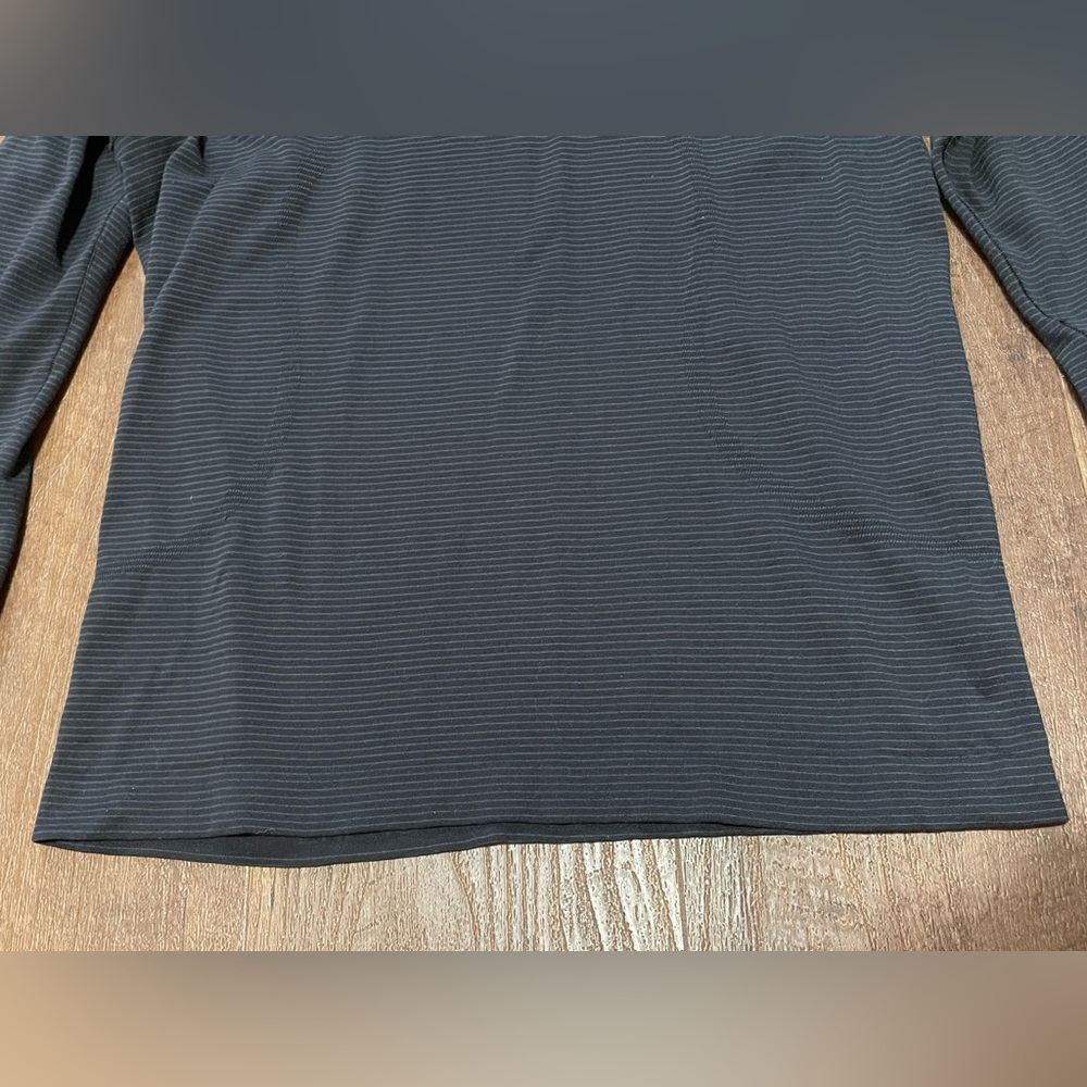 Lululemon waist length long sleeve workout run gym top 
Womens size 6 black gray - Picture 3 of 6